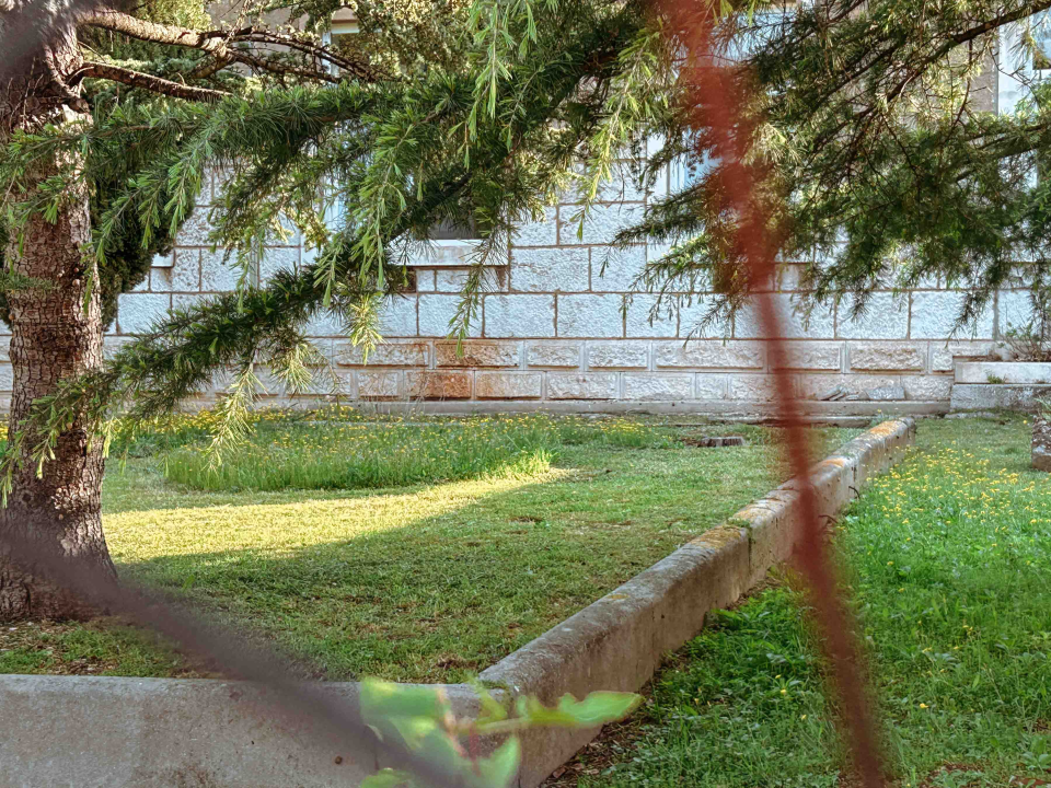 Dobri vrtlar Marko od starog zida u vrtu bolnice napravio skulpturu s cvijećem