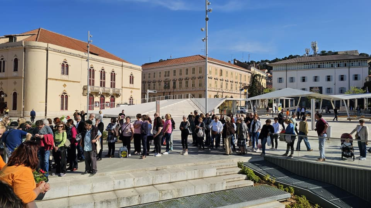 Gužva na Poljani: Šibenčani cvijeće najviše vole kad je besplatno