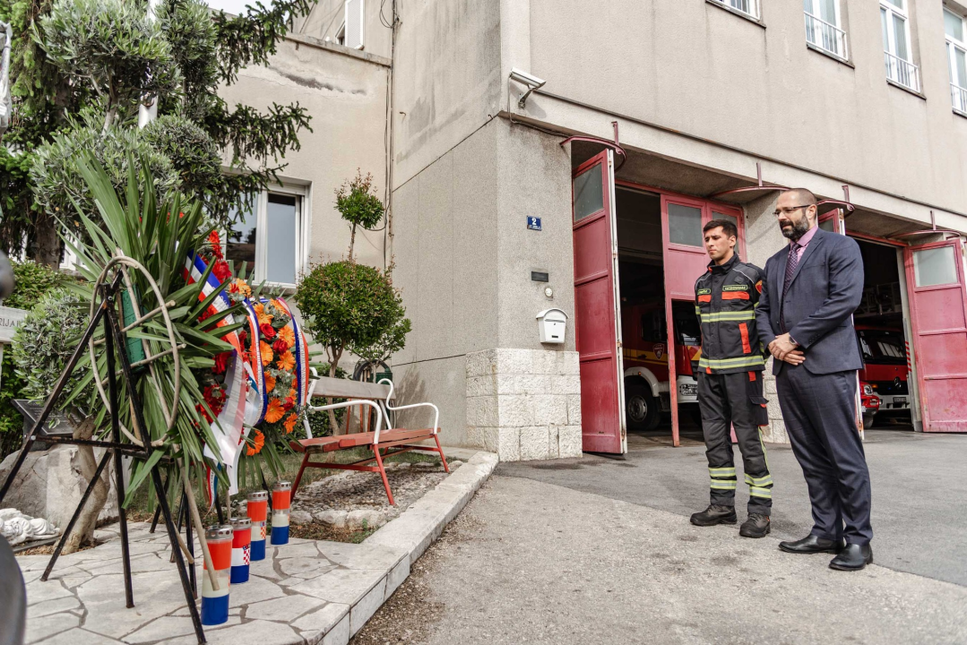 Polaganjem vijenaca ispred vatrogasnog doma obilježen sv. Florijan