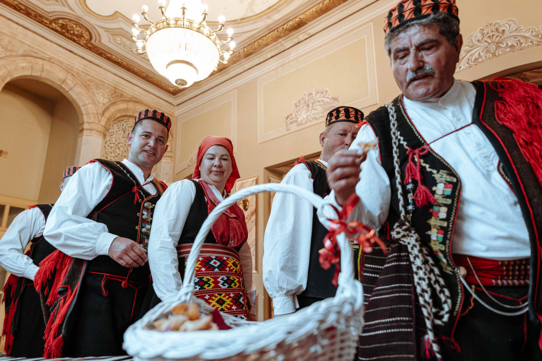 Šibenikom prošlo više od 300 članova kulturnih društava, nošnjama oduševili prolaznike 