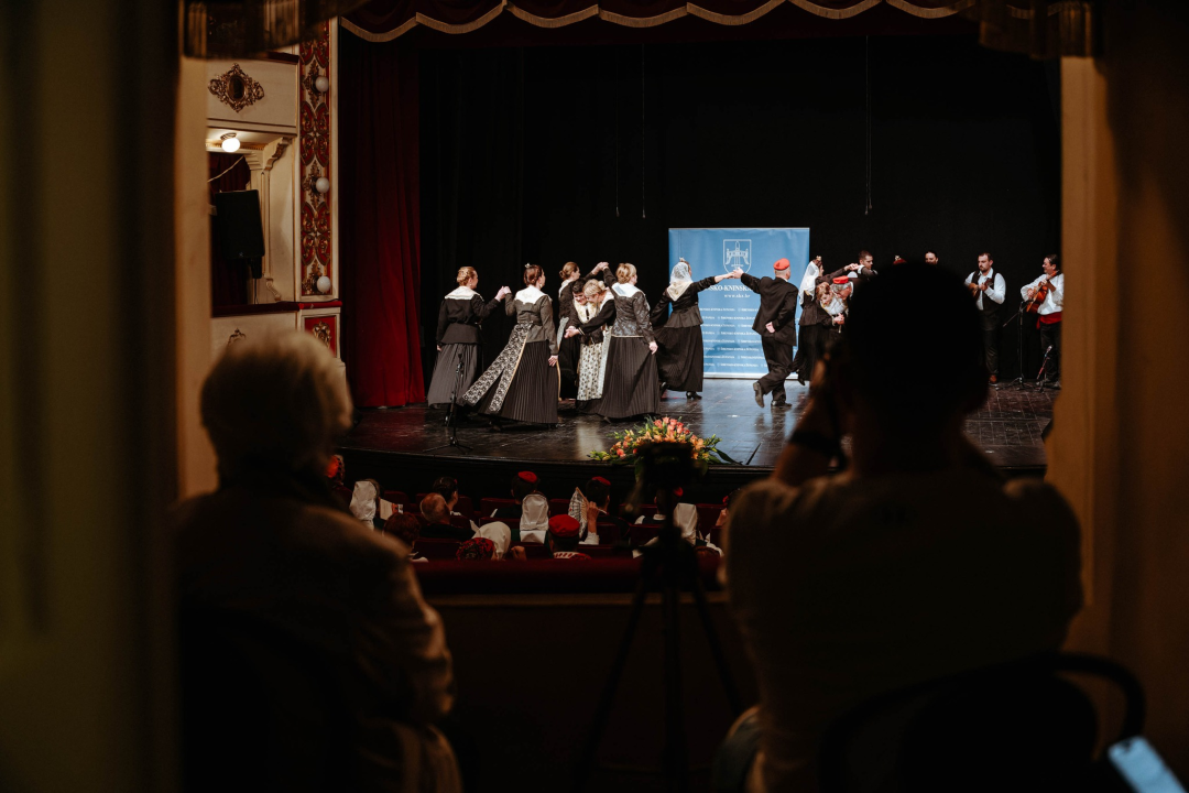 Pobjednici smotre folklora su 'Zora' iz Betine, 'Krč' iz Primoštena, 'Kralj Zvonimir' iz Knina te 'Kolajnica' iz Šibenika