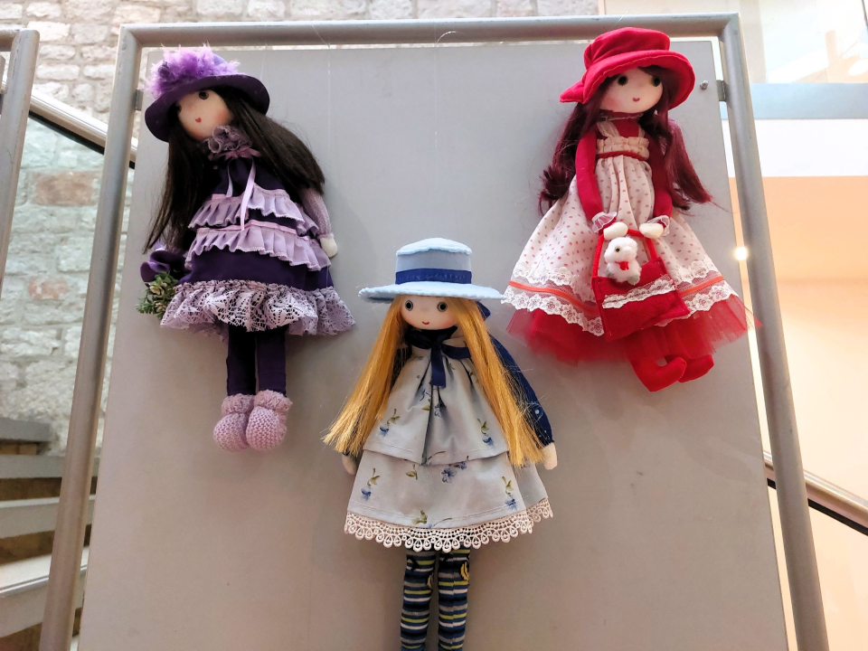 U knjižnici otvorena izložba lutaka Jadranke Svirčić