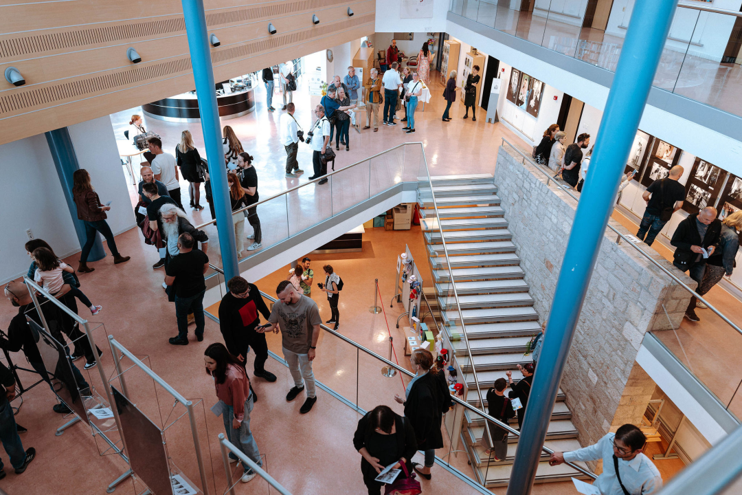 U knjižnici otvorena izložba 'Izađi mala' Sanje Dugandžić