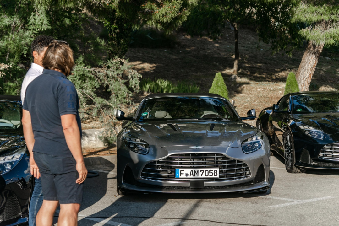 Spoj ekskluzivnih jahti i isto takvih automobila u marini u Mandalini