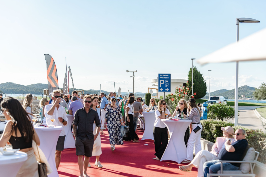 Spoj ekskluzivnih jahti i isto takvih automobila u marini u Mandalini