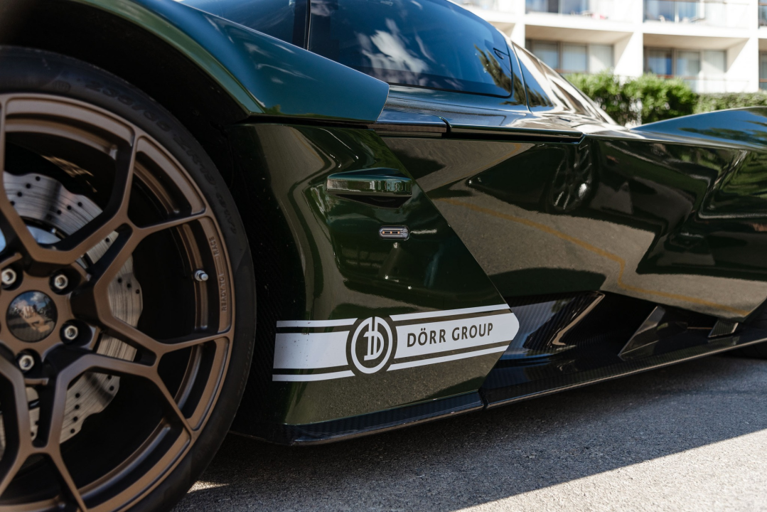 Spoj ekskluzivnih jahti i isto takvih automobila u marini u Mandalini