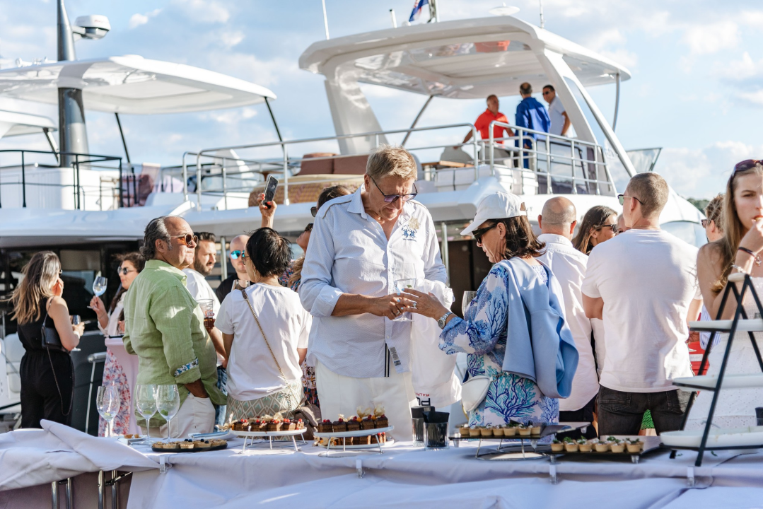 Spoj ekskluzivnih jahti i isto takvih automobila u marini u Mandalini