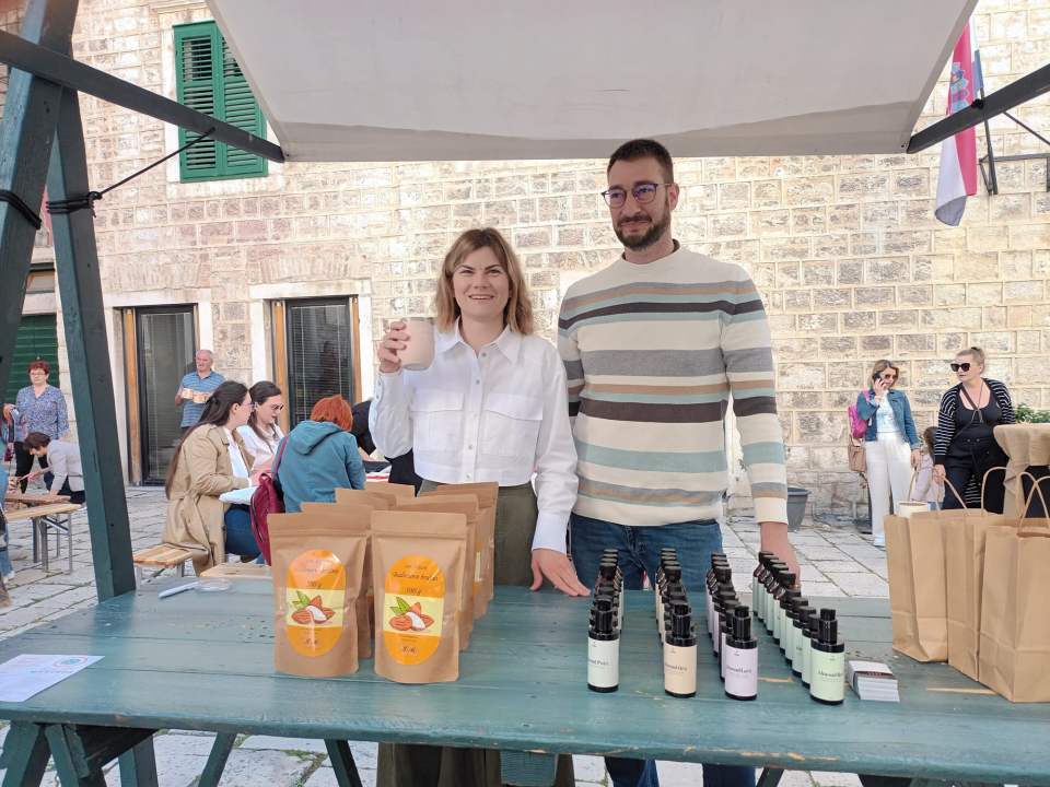 Jure Rončević zajedno s obitelji bavi se uzgojem badema: ‘Nismo htjeli zapustiti djedovinu’