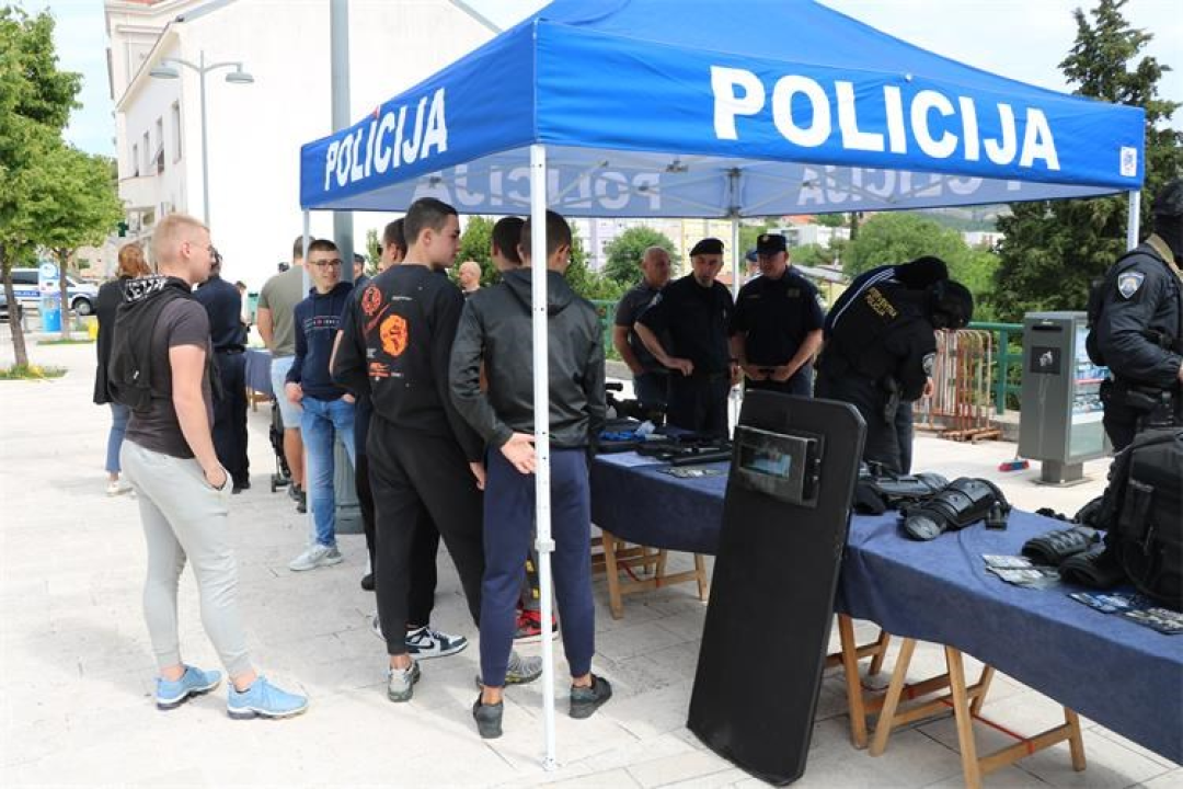 Dani otvorenih vrata PU šibensko-kninske u Drnišu: Glavna zvijezda Tigar