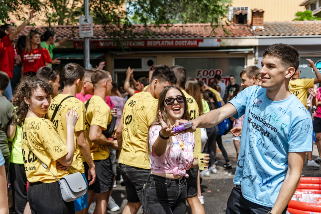 Šibenski maturanti opraštaju se od škole: Slave uz domaće hitove, a budućnost vide vani