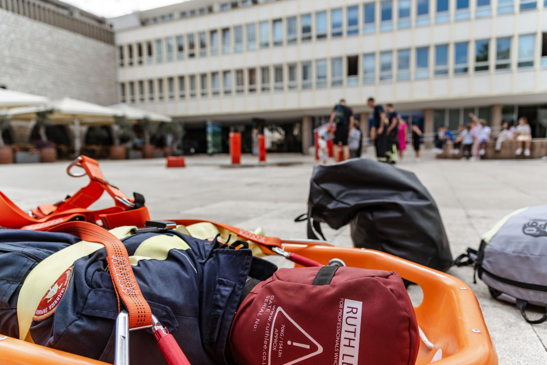 Vatrogasci na rivi kroz igru učili djecu o važnosti prevencije požara 