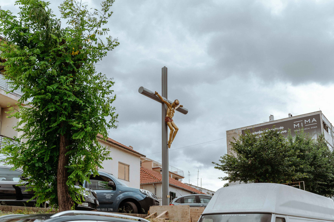 Ostvarena dugogodišnja želja župljana: Postavljen križ na Baldekinu