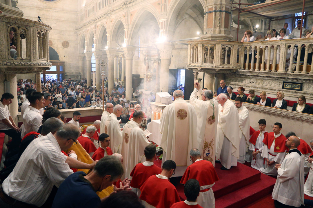 Šibenčani misom u katedrali pa procesijom proslavili svetkovinu Tijelova