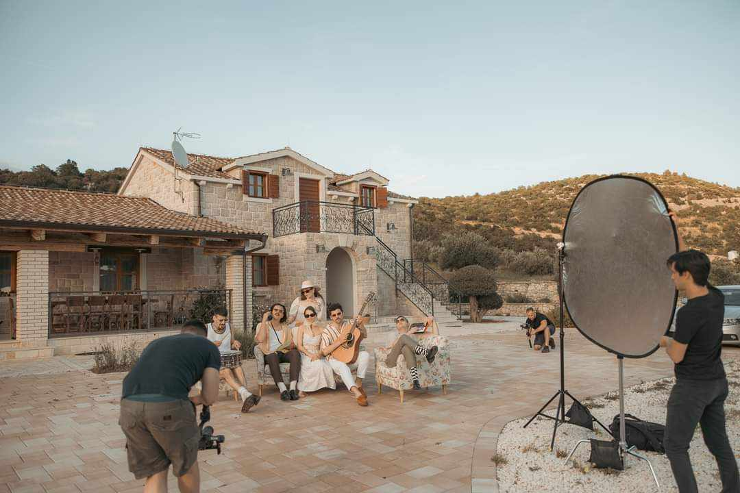 BluVinil izbacio slatki ljetni hit na temu zvijeri i hidrogena, redatelj spota Dugandžić otkriva nam zašto su odlični