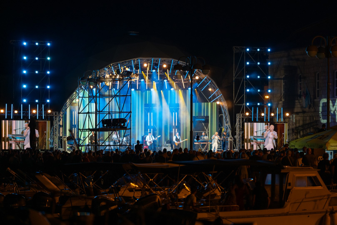 Prije koncerta Škore, Zeke i Lille, Neda Ukraden promovirala album na pučini. Zaplovio i gradonačelnik Desto