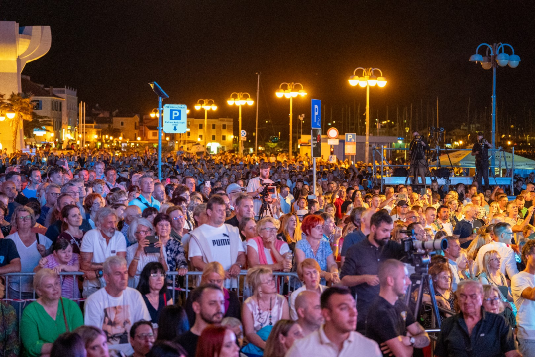 Prije koncerta Škore, Zeke i Lille, Neda Ukraden promovirala album na pučini. Zaplovio i gradonačelnik Desto