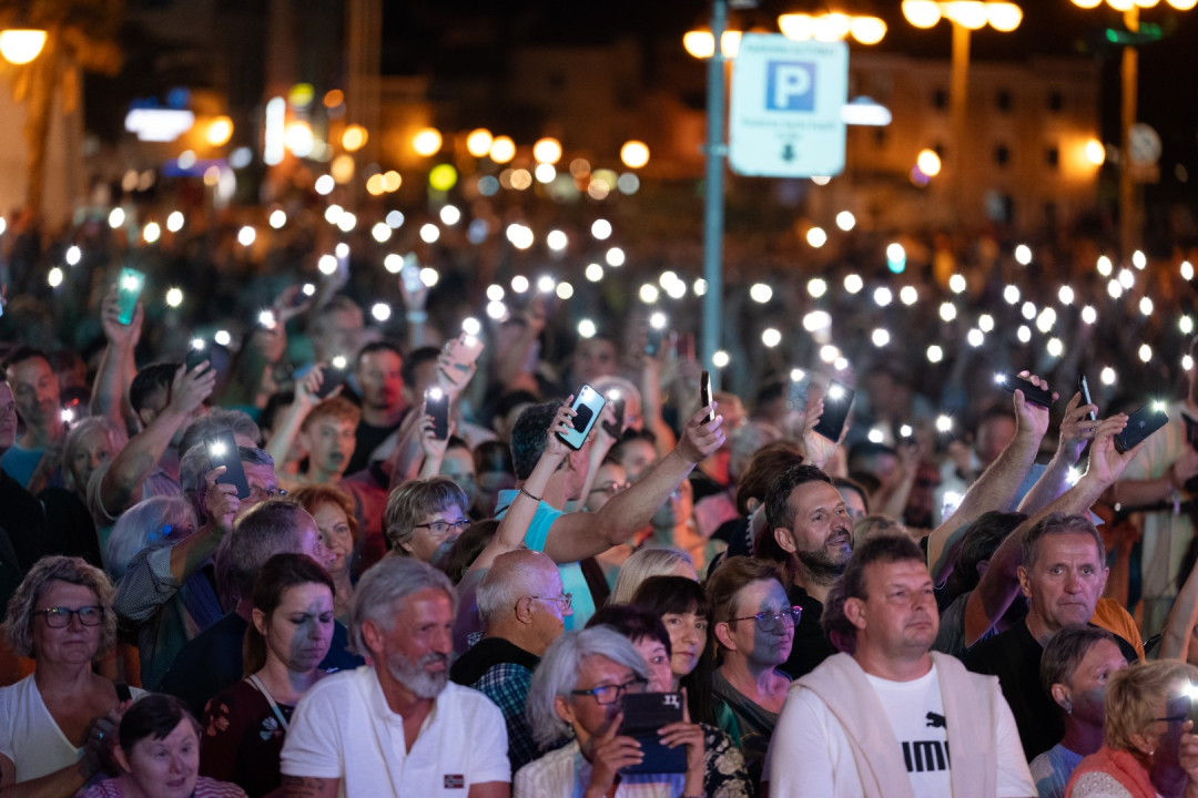 Prije koncerta Škore, Zeke i Lille, Neda Ukraden promovirala album na pučini. Zaplovio i gradonačelnik Desto
