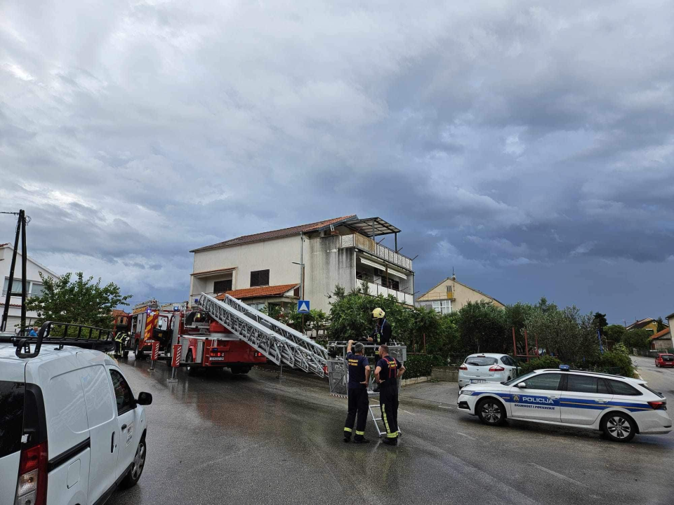 Vlasnik kuće u Ražinama koju je pogodio grom: 'Šteta je ogromna'