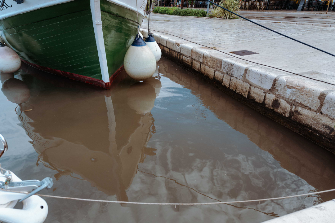 Obilna kiša poplavila rivu i zamutila more: ‘Smrad fekalija je nesnošljiv’ 