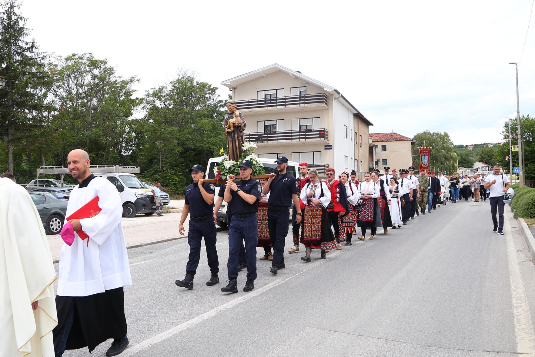 Procesijom vjernika i vojske Kninjani proslavili blagdan sv. Ante