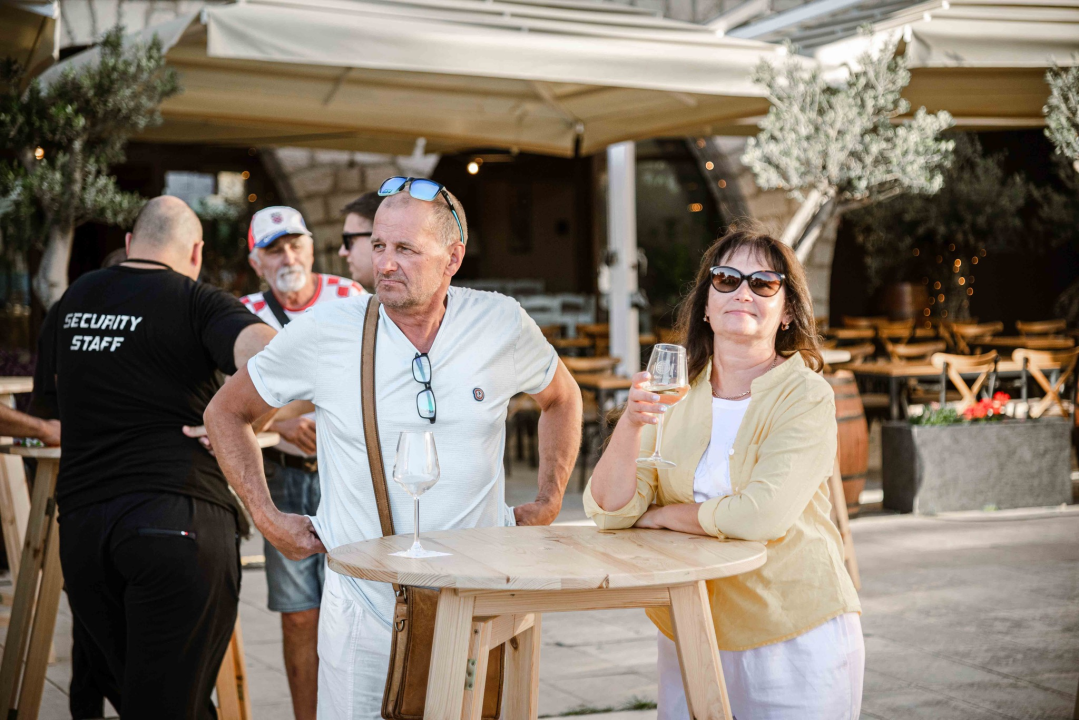 Zbog jednog skladnog para trg ispred Županije i ove je godine pun