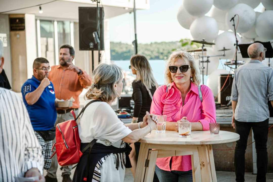 Zbog jednog skladnog para trg ispred Županije i ove je godine pun