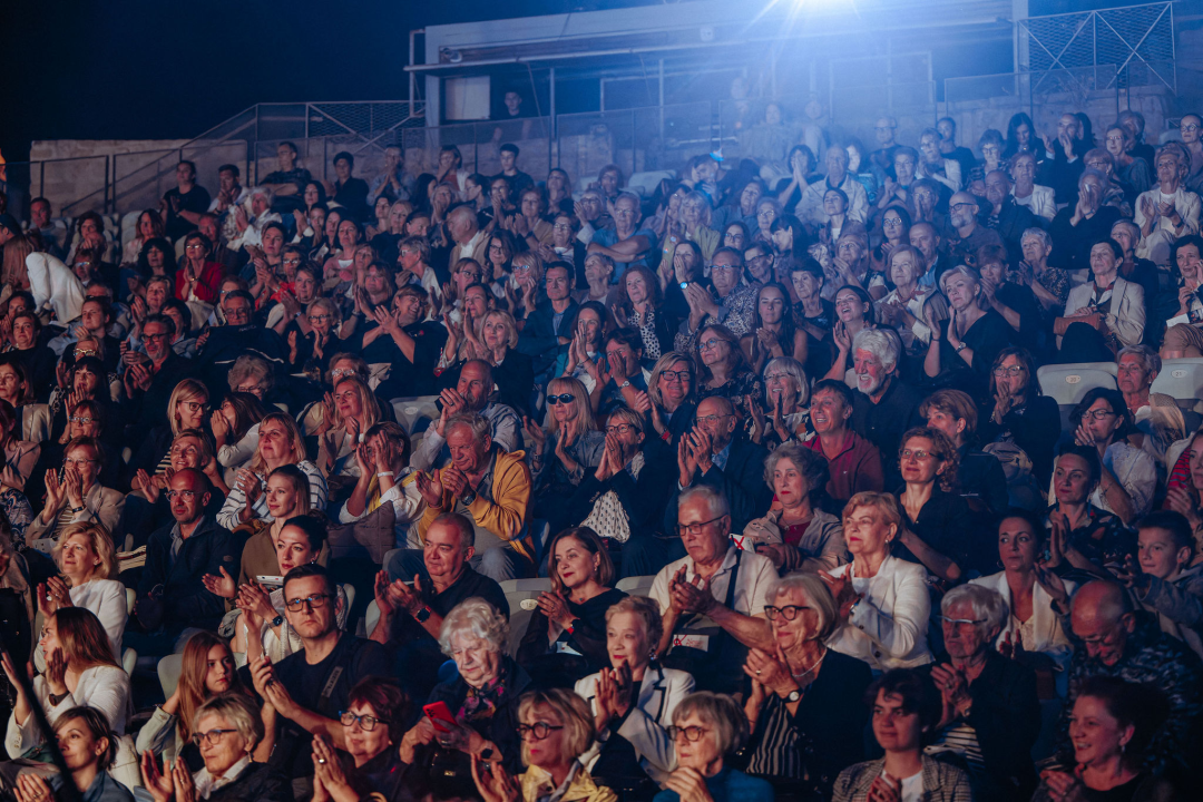 Proslava velikog jubileja: Istinski glazbeni užitak na koncertu Kola i Orkestra HV-a na tvrđavi sv. Mihovila 