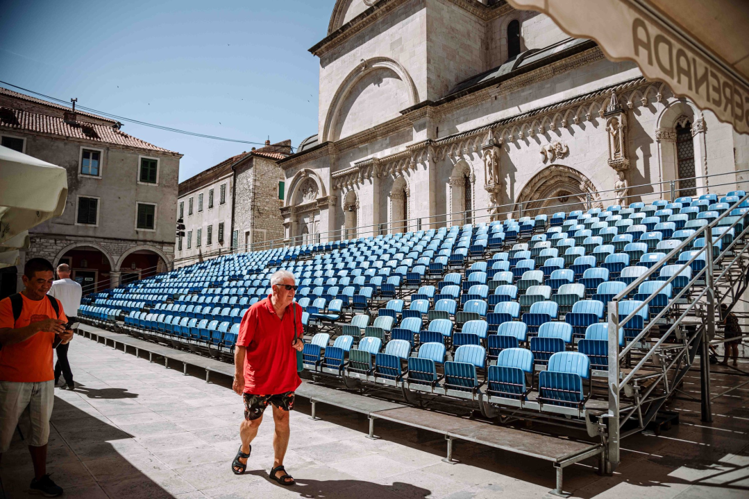 Prvi vjesnici MDF-a na šibenskim ulicama, zastavice kao znak najveselijeg doba  