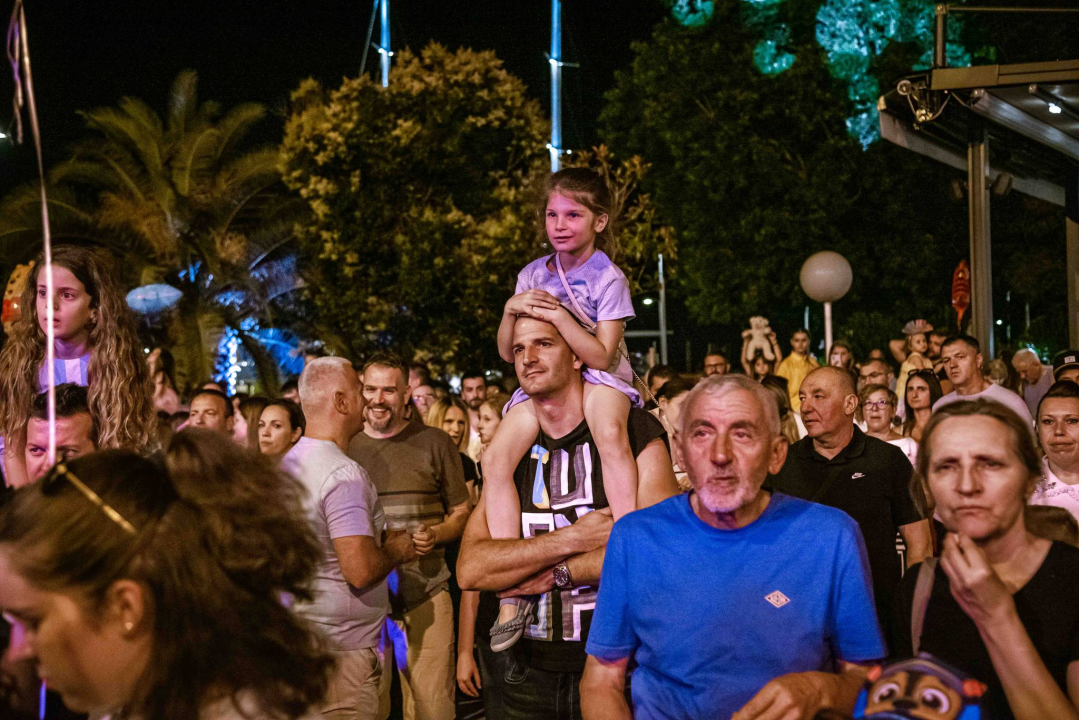 Šibenska noć izvukla ljude u grad, a zabavljao ih je Magazin dobrim starim hitovima