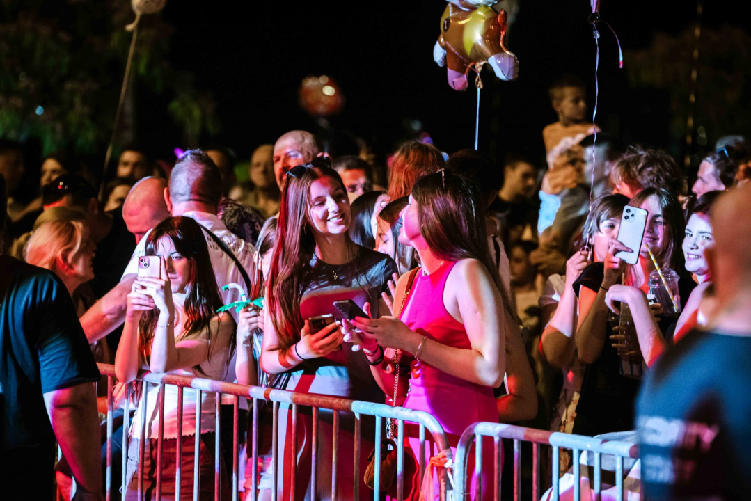 Šibenska noć izvukla ljude u grad, a zabavljao ih je Magazin dobrim starim hitovima