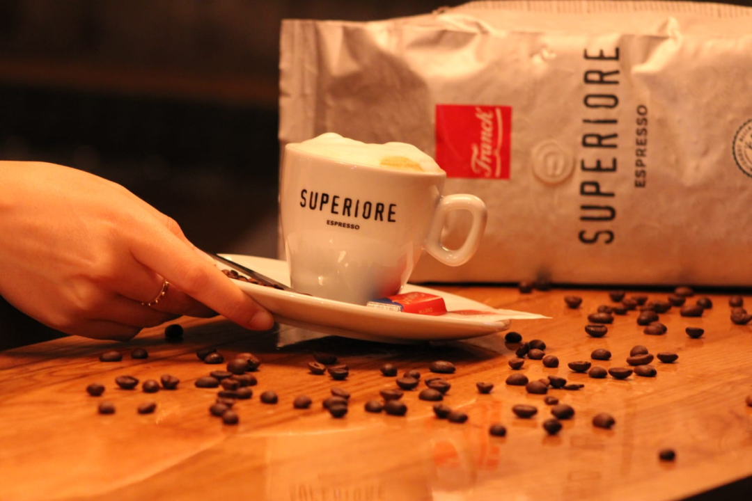 Mladi par u srcu grada otvorio posebni Ginfinity Bar!