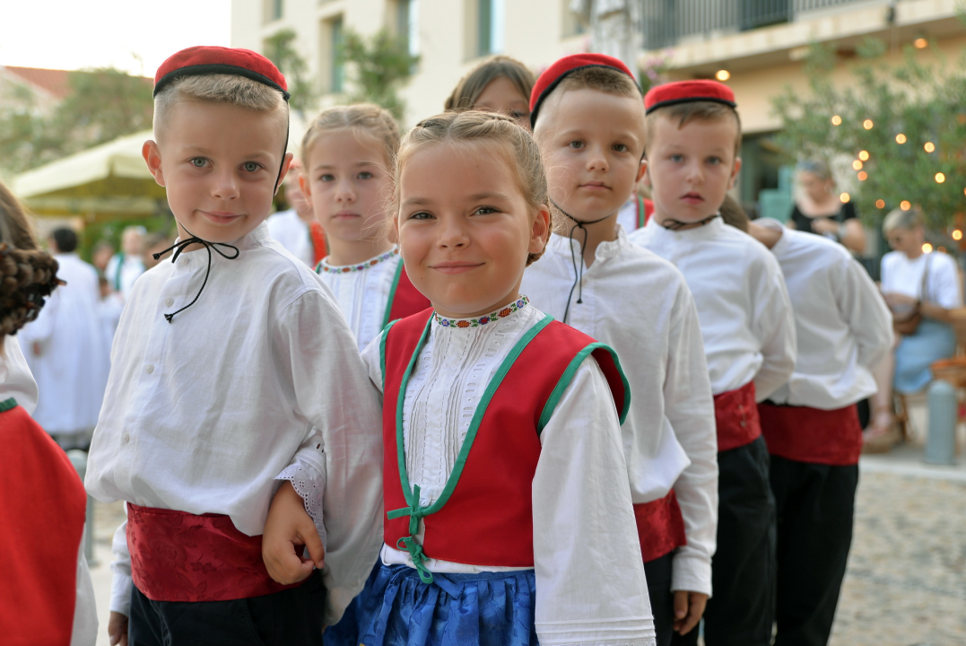 Manifestacijom koja je okupila 500 sudionika Betinjani pokazali ljubav prema tradiciji