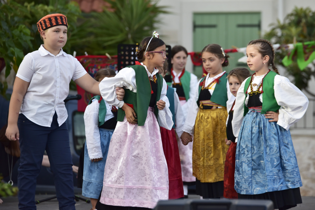 Manifestacijom koja je okupila 500 sudionika Betinjani pokazali ljubav prema tradiciji