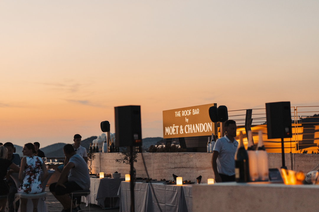 Tople ljetne noći začinite dobrim provodom u Roof Baru by Moet &amp; Chandon u D-Resortu!
