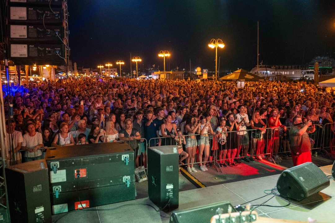 Jelena Rozga održala koncert za pamćenje pred prepunom rivom u Vodicama