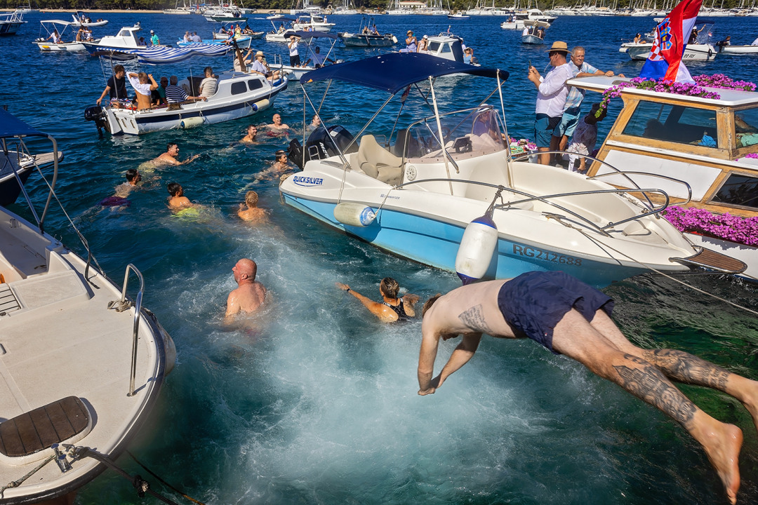 Povratak Gospine slike u Rogoznici pratili plivači i brodovi