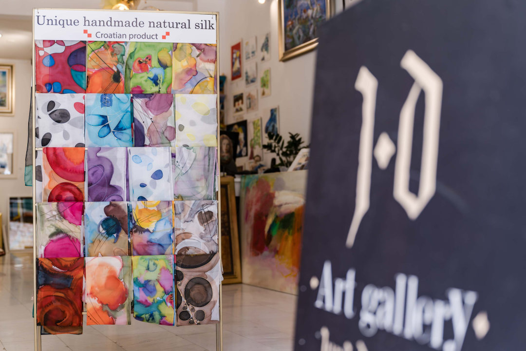 U Galeriju Juraj Dalmatinac stigle unikatne torbe koje rade majka i kći iz srca Slavonije 