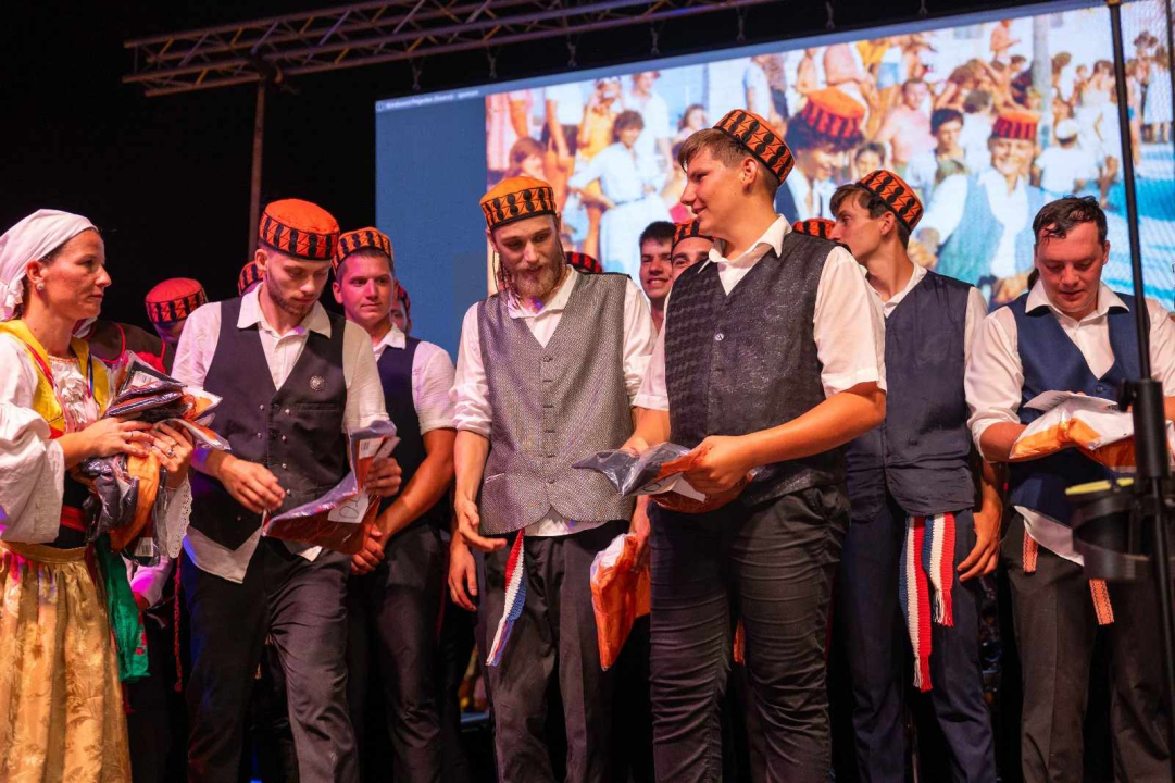 Andrija Popov i magarac Miško pobjednici 57. magarećih utrka