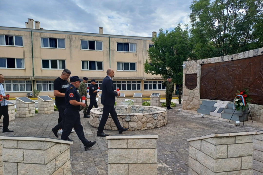 U povodu obilježavanja 5. kolovoza položeni vijenci i zapaljene svijeće u Kninu