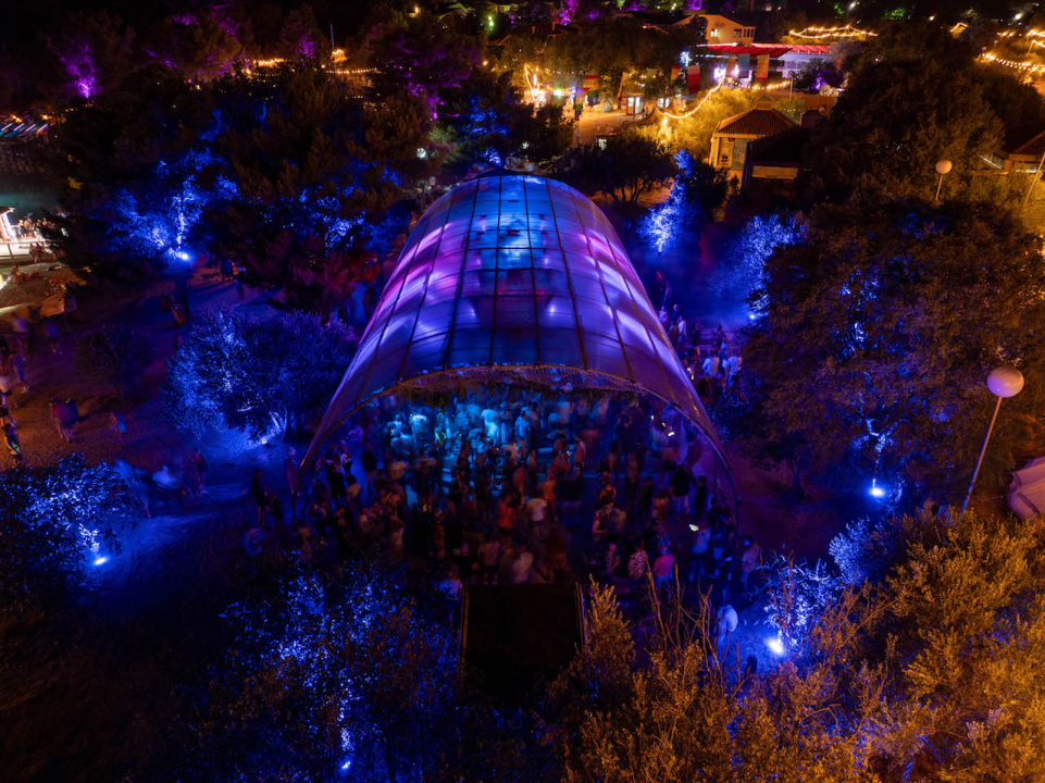 Defected Croatia: Pet tisuća partijanera uživalo u Tisnom 