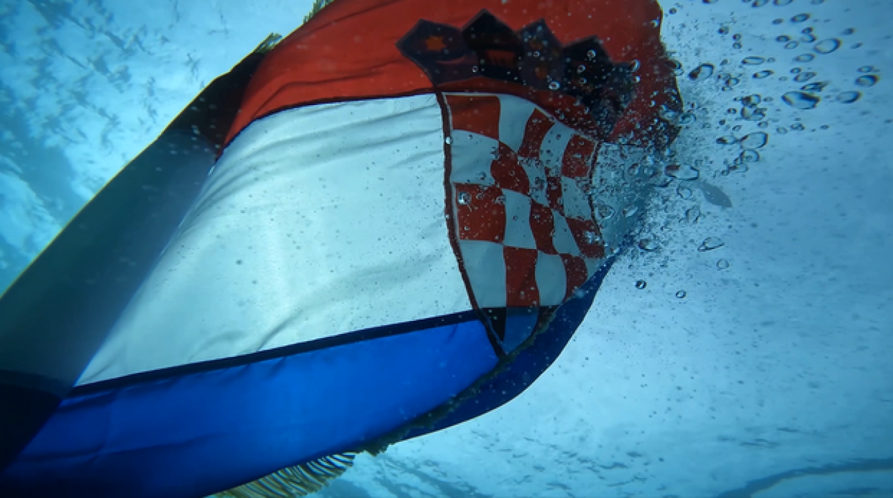 Na dan Oluje roni s hrvatskom zastavom: Hrvatska neće zaboraviti svoje sinove...