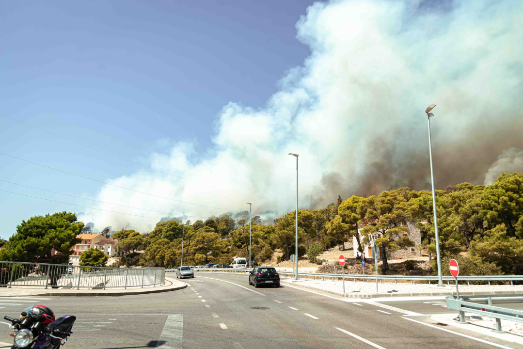 Požar i dalje aktivan, no pod kontrolom je vatrogasaca: Izgorjela je površina od oko 3,5 hektara