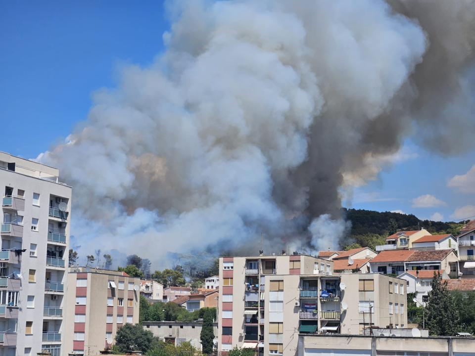 Požar i dalje aktivan, no pod kontrolom je vatrogasaca: Izgorjela je površina od oko 3,5 hektara