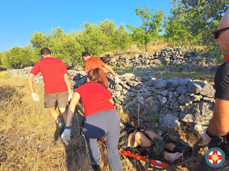 Šibenski HGSS-ovci spasili dementnu staricu u primoštenskom zaleđu