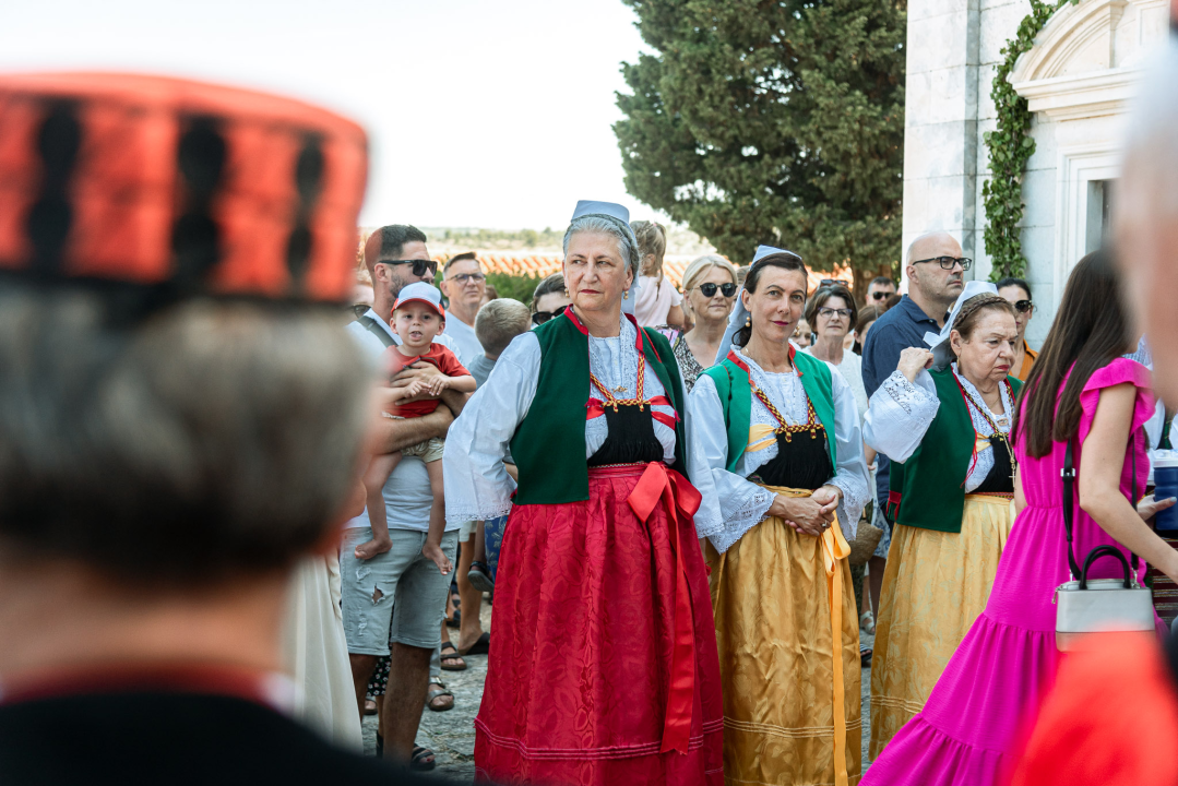 Velik broj vjernika okupio se u marijanskom svetištu u Vrpolju: Misu predvodio biskup Rogić