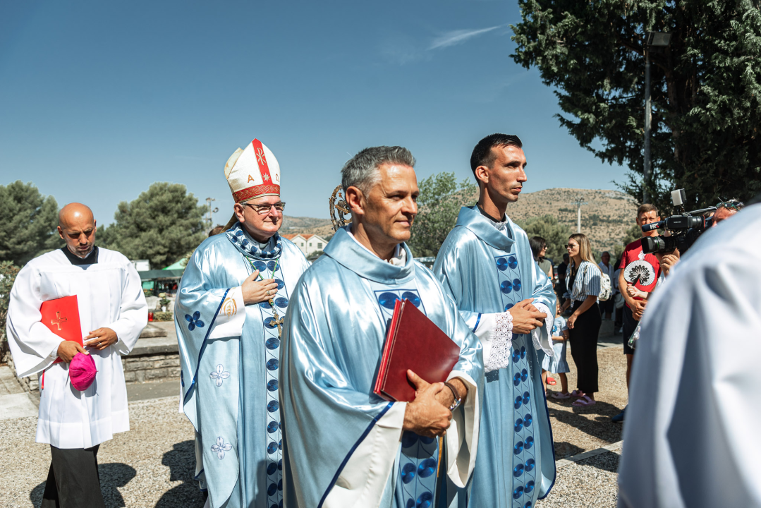 Velik broj vjernika okupio se u marijanskom svetištu u Vrpolju: Misu predvodio biskup Rogić