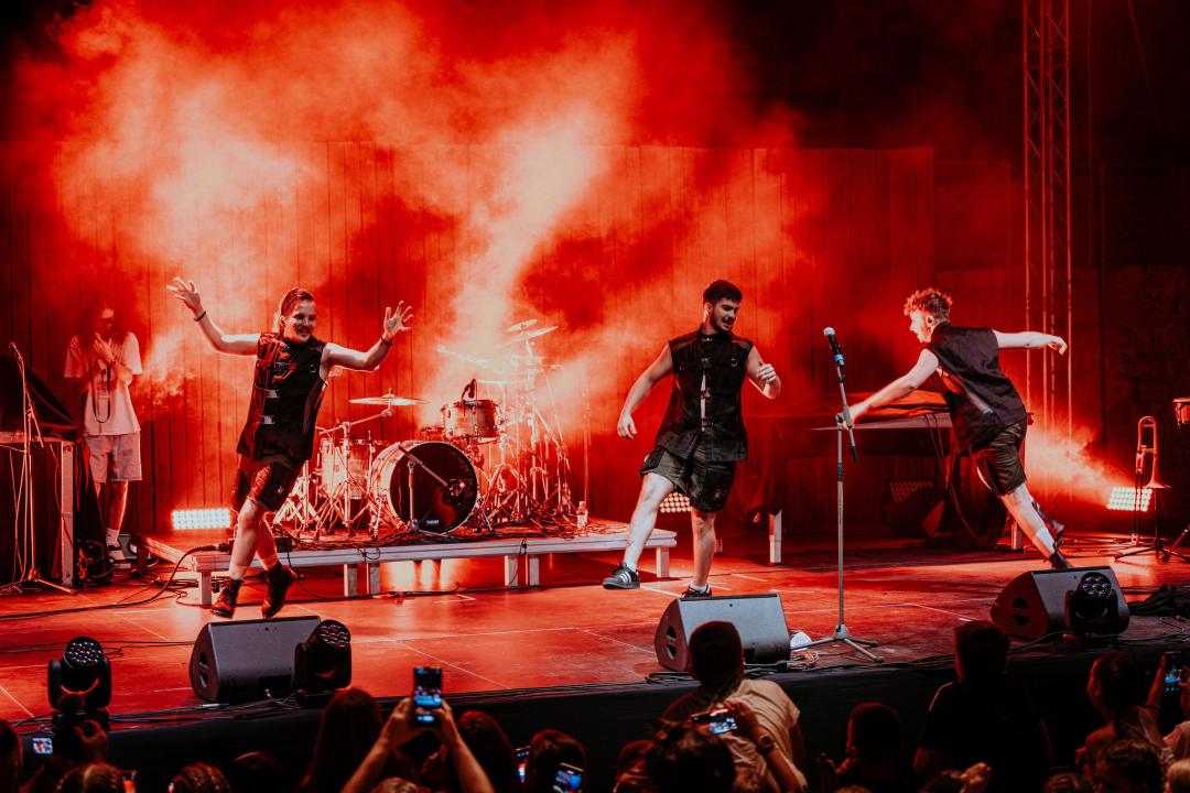 U Šibeniku se dogodio savršen spoj nespojivog koncertom za sve generacije: Vojko V, Baby Lasagna i Nipplepeople