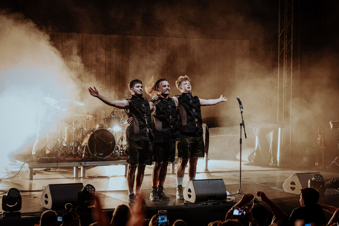 U Šibeniku se dogodio savršen spoj nespojivog koncertom za sve generacije: Vojko V, Baby Lasagna i Nipplepeople