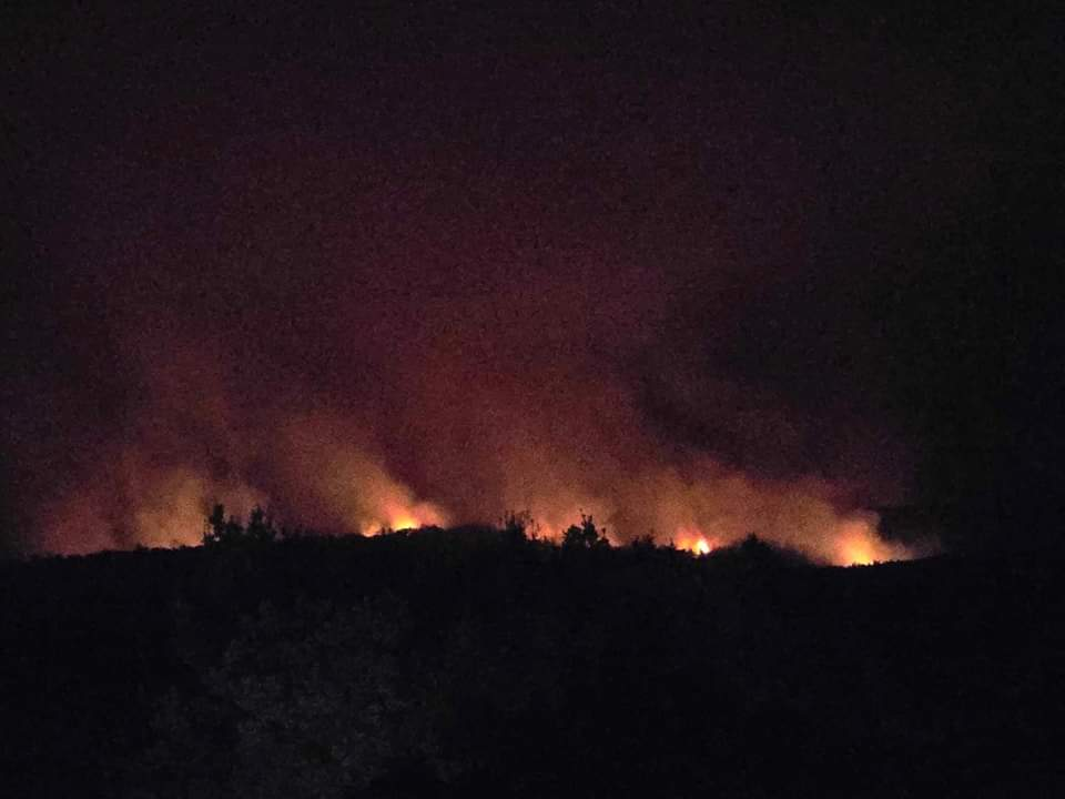 Vatrogasci cijelu noć na požarištima: I dalje gori na Crvenoj zemlji kod Knina