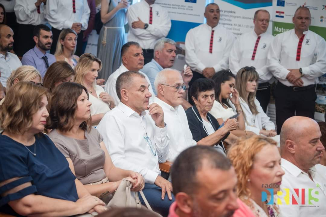 Na svečanoj sjednici drniškog Gradskog vijeća uručene nagrade ovogodišnjim laureatima